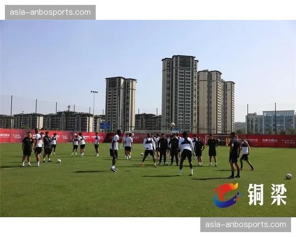 “足球进校园”项目中超俱乐部开放日，百名小学生参观职业队训练